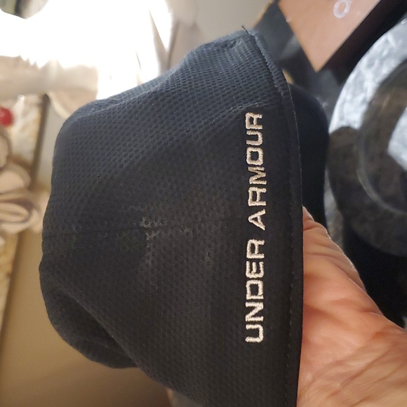 Mens black Under Armour baseball cap. - Picture 4 of 5
